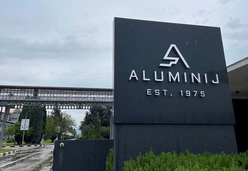 © Reuters. A new logo is seen in the business area of Bosnia’a aluminium producer Aluminij after it was acquired by Israeli M.T in Mostar,Bosna and Hercegovina May 4, 2023. REUTRES/Daris Sito-Susic
