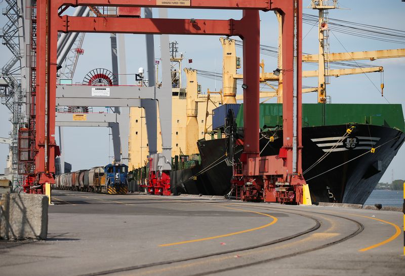 © Reuters. FILE PHOTO: A Port train carrying shipping containers pulls up beside a cargo ship in the Port of Montreal in Montreal, Quebec, Canada, May 17, 2021.  REUTERS/Christinne Muschi