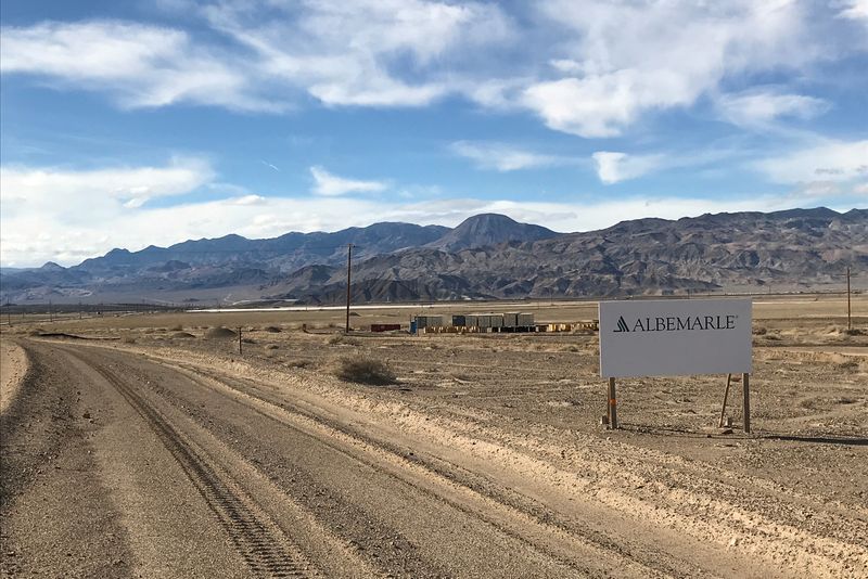 &copy; Reuters. FILE PHOTO: A sign at the approach road leads to Albemarle's lithium evaporation ponds at its facility in Silver Peak, Nevada, U.S., January 9, 2019. REUTERS/Ernest Scheyder/File Photo