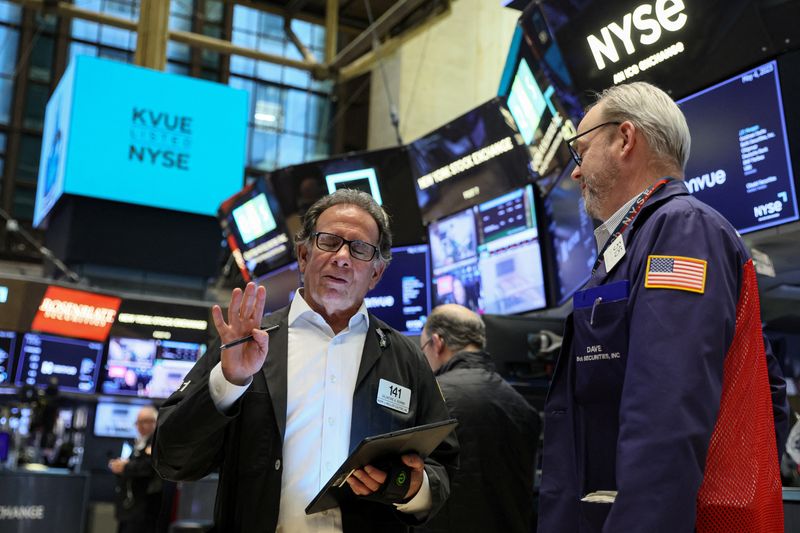 © Reuters. Traders work on the floor of the New York Stock Exchange (NYSE) in New York City, U.S., May 4, 2023.  REUTERS/Brendan McDermid