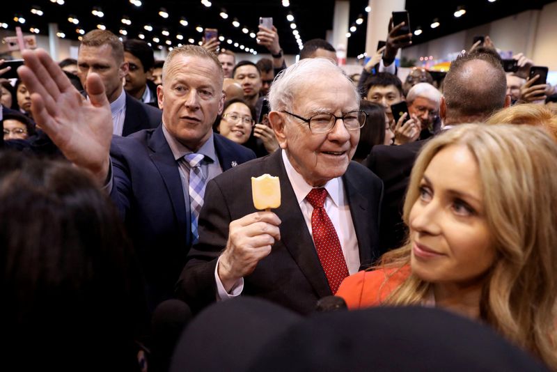 Buffett set for 59th shareholder marathon as big questions loom