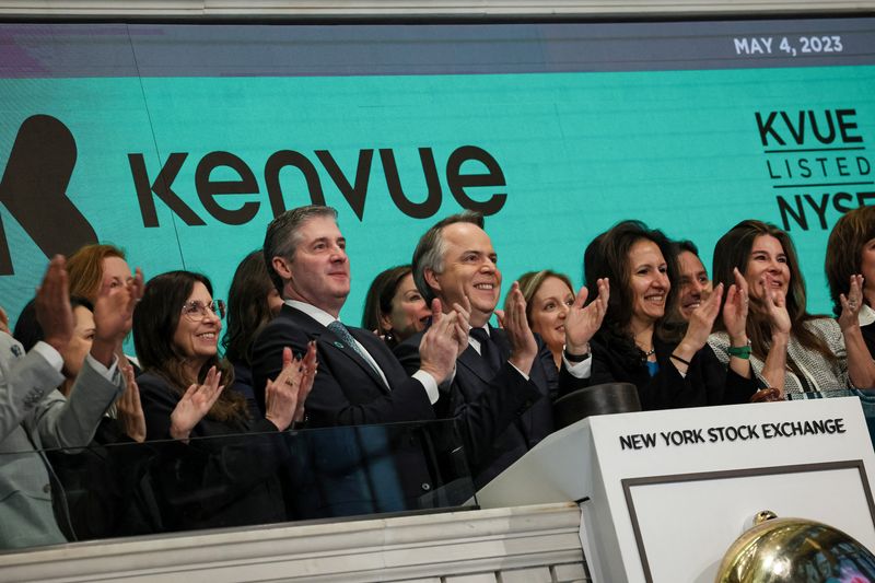 © Reuters. Thibaut Mongon, CEO of Kenvue Inc. a Johnson & Johnson's consumer-health business, rings the opening bell to celebrate it's IPO at the New York Stock Exchange (NYSE) in New York City, U.S., May 4, 2023.  REUTERS/Brendan McDermid