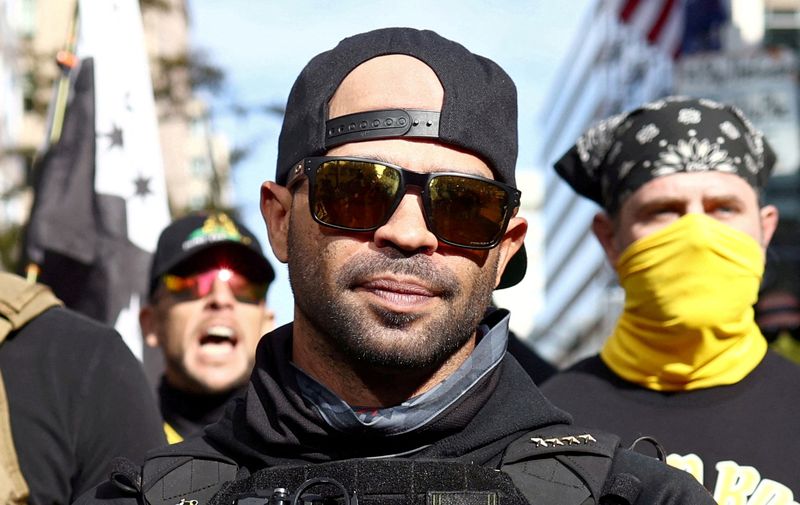 &copy; Reuters. Le chef des Proud Boys Enrique Tarrio, lors d'un rassemblent en soutien à Donald Trump. /Photo prise le 14 novembre 2020/REUTERS/Hannah McKay