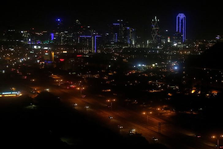 © Reuters. The skyline of Dallas is lit up in blue, the traditional color of police uniforms, following the multiple police shootings in Dallas, Texas, July 10, 2016. REUTERS/Carlo Allegri