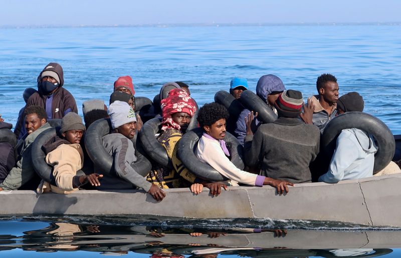 &copy; Reuters. مهاجرون على مركب حديدي عثر عليهم خفر السواحل التونسي في أثناء محاولة عبورهم إلى إيطاليا في صفاقس بتونس يوم 27 أبريل نيسان 2023. تصوير: جهاد عبد 