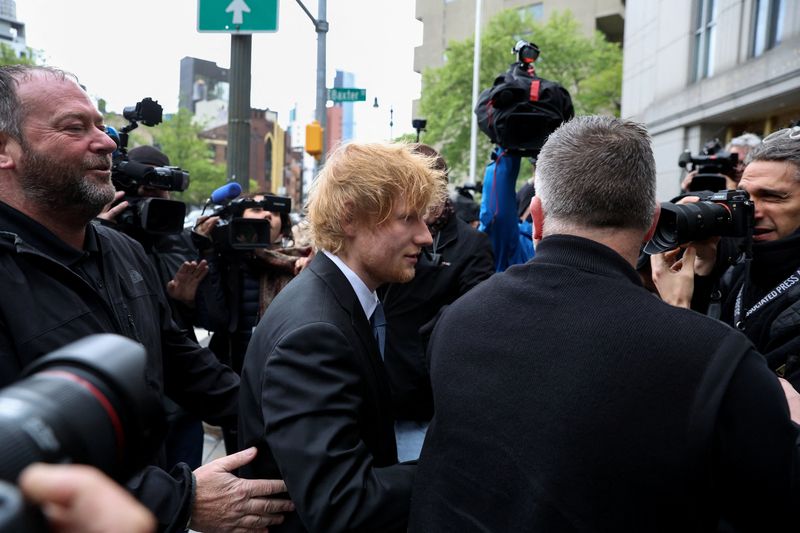 &copy; Reuters. El cantante Ed Sheeran llega al tribunal federal de Manhattan para su juicio por derechos de autor en Nueva York, Estados Unidos. 4 de mayo, 2023. REUTERS/Shannon Stapleton
