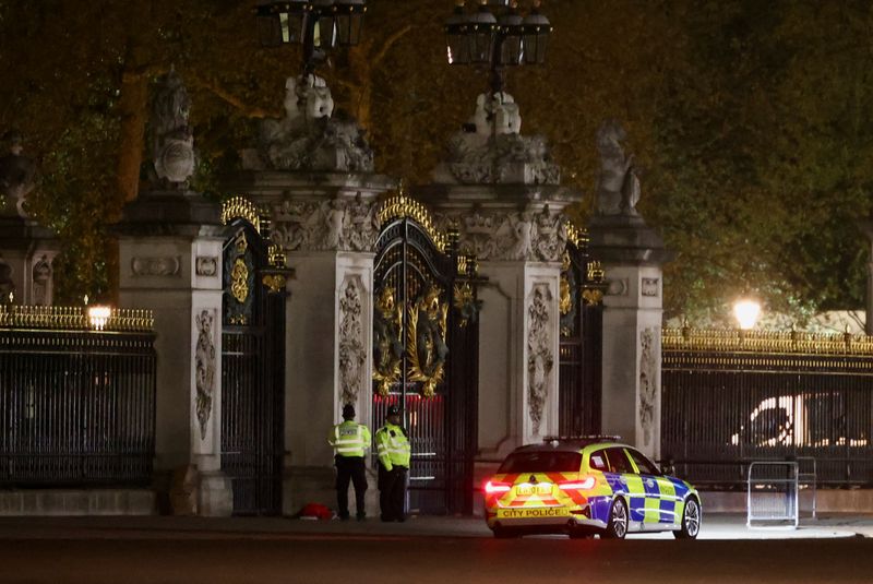 &copy; Reuters. Des membres de la police montent la garde aux portes du palais de Buckingham, à Londres. /Photo prise le 2 mai 2023/REUTERS/Henry Nicholls