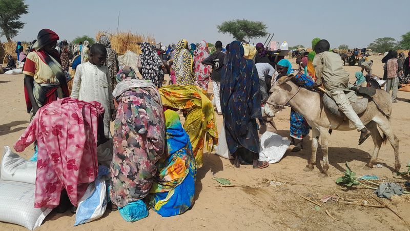 &copy; Reuters. لاجئون سودانيون يجتمعون للحصول على الطعام من قبل برنامج الأغذية العالمي في تشاد يوم 28 أبريل نيسان 2023. تصوير: محمد رمضان - رويترز.