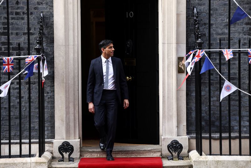 &copy; Reuters. Premiê britânico, Rishi Sunak, na porta de Downing Street em Londres
04/05/2023
REUTERS/Henry Nicholls