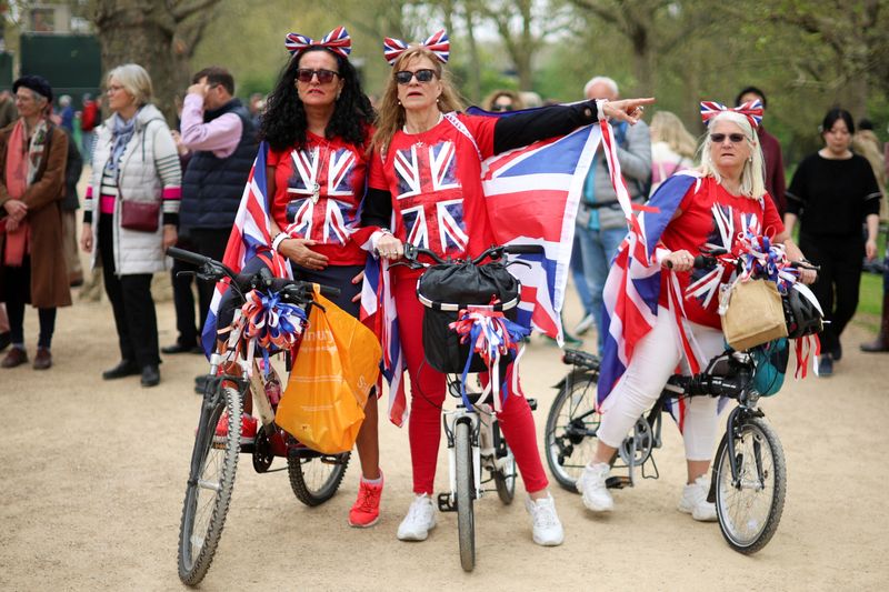 &copy; Reuters. Apoiadores da realeza em Londres antes da coroação do rei Charles
04/05/2023
REUTERS/Phil Noble