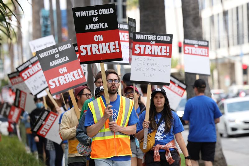 © Reuters. Writers Guild of America members and supporters picket outside Sunset Bronson Studios and Netflix Studios, after union negotiators called a strike for film and television writers, in Los Angeles, California, U.S., May 3, 2023. REUTERS/Mario Anzuoni