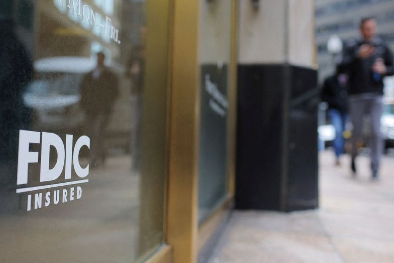 © Reuters. FILE PHOTO: A sign reads “FDIC Insured” on the door of a branch of First Republic Bank in Boston, Massachusetts, U.S., March 13, 2023. REUTERS/Brian Snyder/File Photo