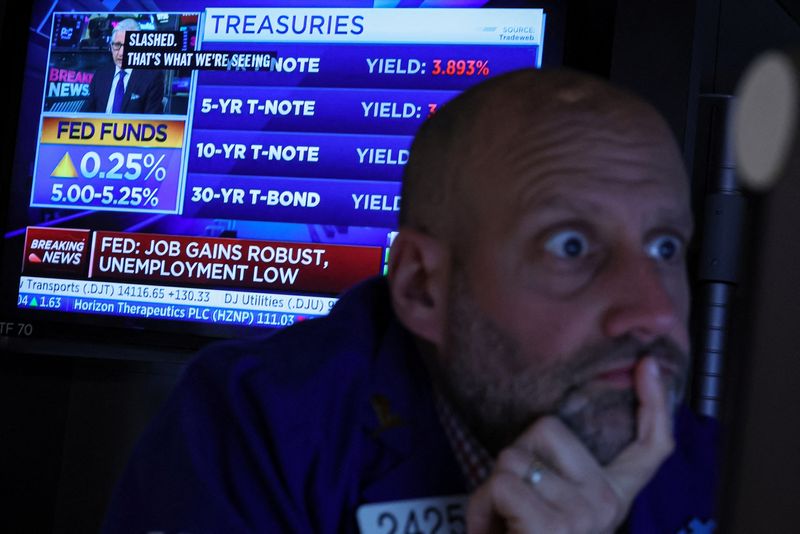 &copy; Reuters. FOTO DE ARCHIVO. Un operador reacciona mientras una pantalla muestra el anuncio de la tasa de interés de la Reserva Federal en el piso de la Bolsa de Valores de Nueva York (NYSE) en la ciudad de Nueva York, EEUU, el 3 de mayo de 2023. REUTERS/Brendan McD