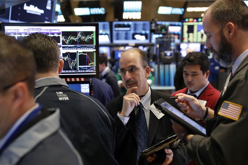 &copy; Reuters. Des traders travaillent à la Bourse de Wall Street. /Photo prise le 15 novembre 2016/REUTERS/Lucas Jackson