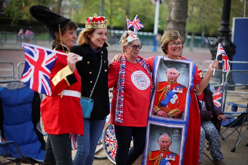 &copy; Reuters. محبو العائلة المالكة ينتظرون في طريق مول قبل تتويج الملك تشارلز في لندن يوم الخميس. تصوير: نوبل فيل – رويترز.
