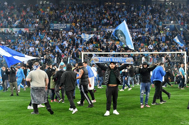 &copy; Reuters. Torcedores do Napoli comemoram título italiano após empate com a Udinese
04/05/2023
REUTERS/Jennifer Lorenzini