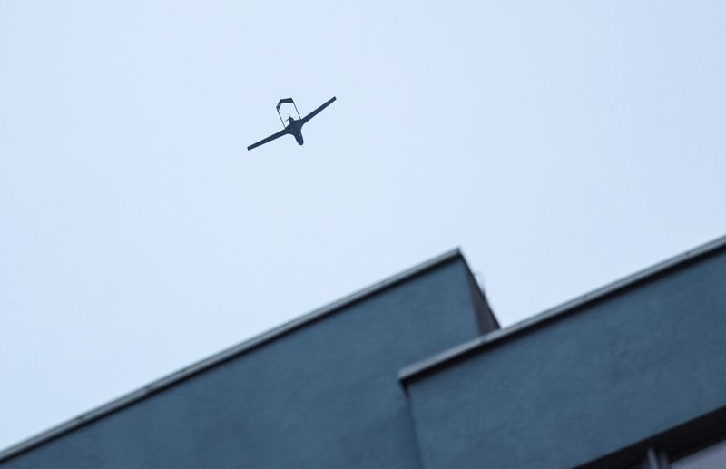 © Reuters. A drone is seen in the sky over the city during a Russian drone strike, amid Russia's attack on Ukraine, in Kyiv, Ukraine May 4, 2023. REUTERS/Gleb Garanich