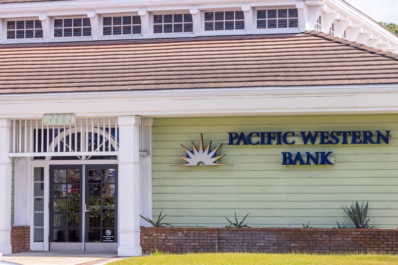 © Reuters. A general view of Pacific Western Bank in Huntington Beach, California, U.S., March 22, 2023. REUTERS/Mike Blake