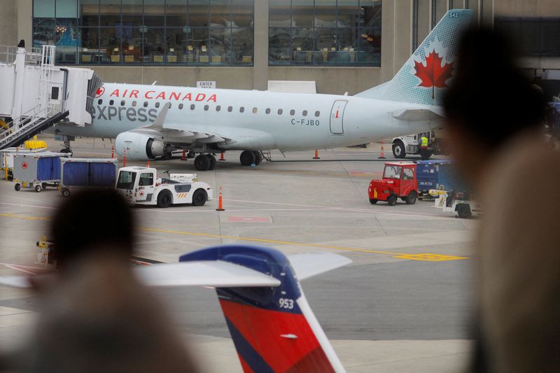 &copy; Reuters. FILE PHOTO: An Air Canada plane sits at a gate at Logan International Airport in Boston, Massachusetts, U.S., January 3, 2022.   REUTERS/Brian Snyder/File Photo