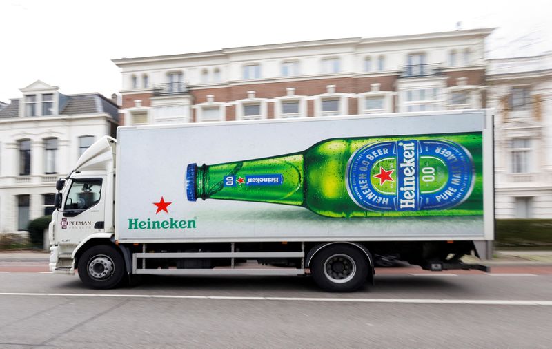 &copy; Reuters. FOTO DE ARCHIVO. El logo de la cerveza Heineken se ve en un camión de reparto en Nijmegen, Países Bajos, el 21 de marzo de 2023. REUTERS/Piroschka van de Wouw