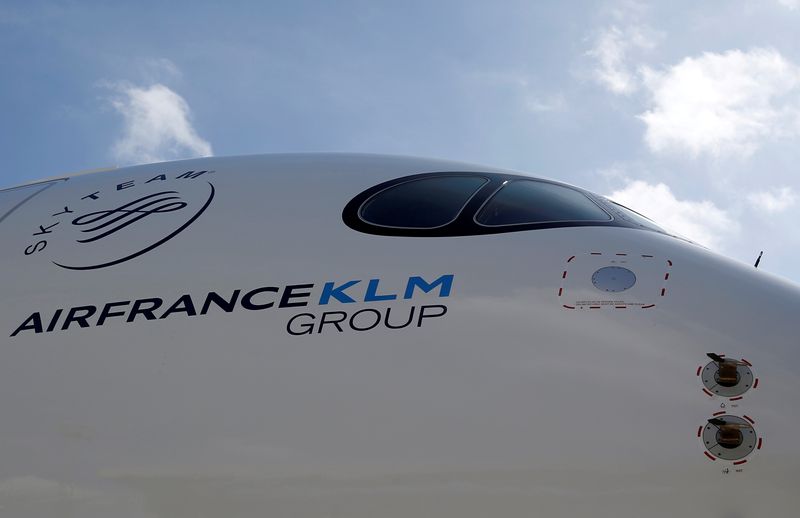&copy; Reuters. Photo d'archives du logo du groupe Air France-KLM est représenté sur le premier Airbus A350 d'Air France lors d'une cérémonie au siège du constructeur d'avions Airbus à Colomiers près de Toulouse, en France. /Photo prise le 27 septembre 2019/REUTER