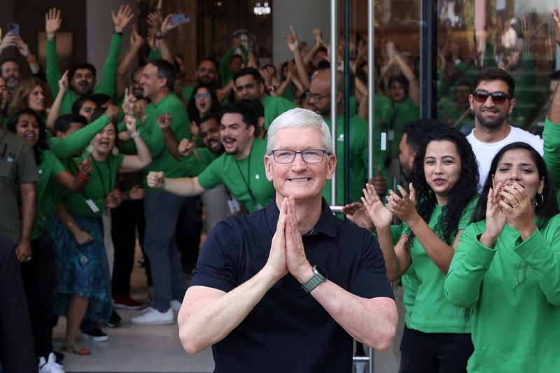 © Reuters. FILE PHOTO: Apple CEO Tim Cook gestures during the inauguration of India's first Apple retail store in Mumbai, India, April 18, 2023. REUTERS/Francis Mascarenhas
