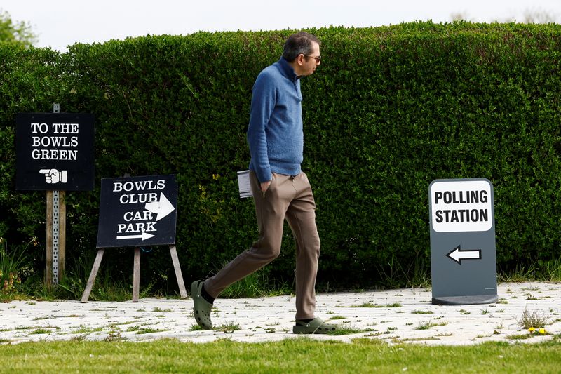 &copy; Reuters. رجل يغادر نادي هاربربيري بويلز كلوب بمنطقة رادليتيوم الخميس بعد تحويله إلى مركز اقتراع خلال الانتخابات المحلية في بريطانيا . تصوير : بيتر تش