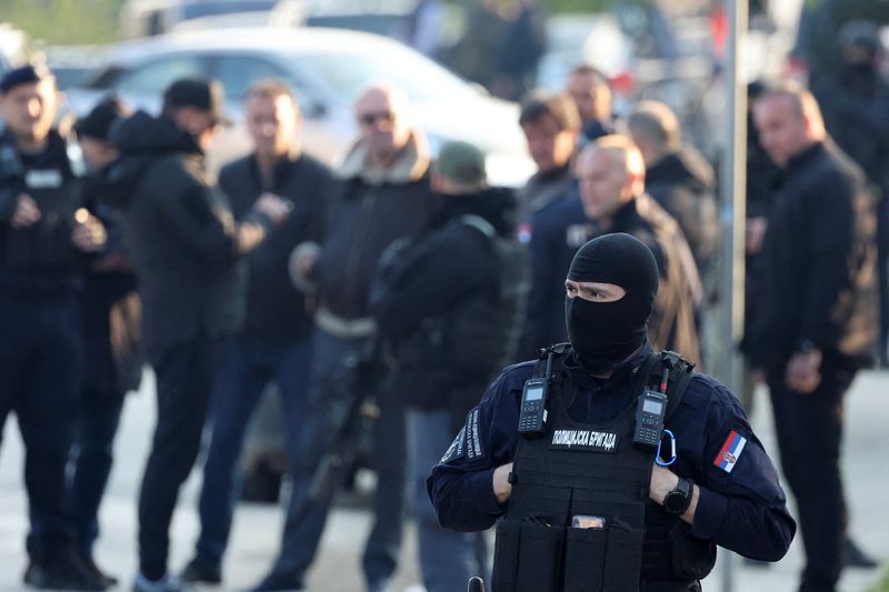 &copy; Reuters. الشرطة تؤمن موقع إطلاق النار في دوبونا في صربيا يوم الجمعة. تصوير: أنطونيو برونيك - رويترز. 