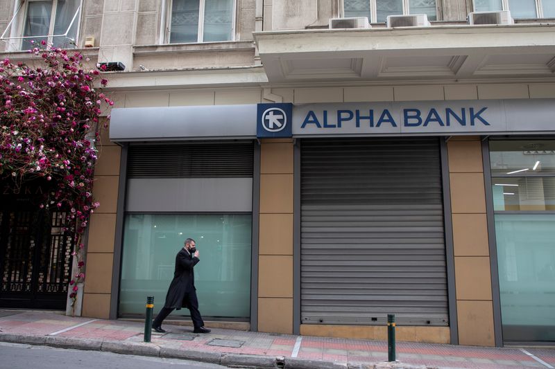 &copy; Reuters. FILE PHOTO: A man walks past an Alpha Bank branch in Athens, Greece, January 17, 2022. REUTERS/Louiza Vradi