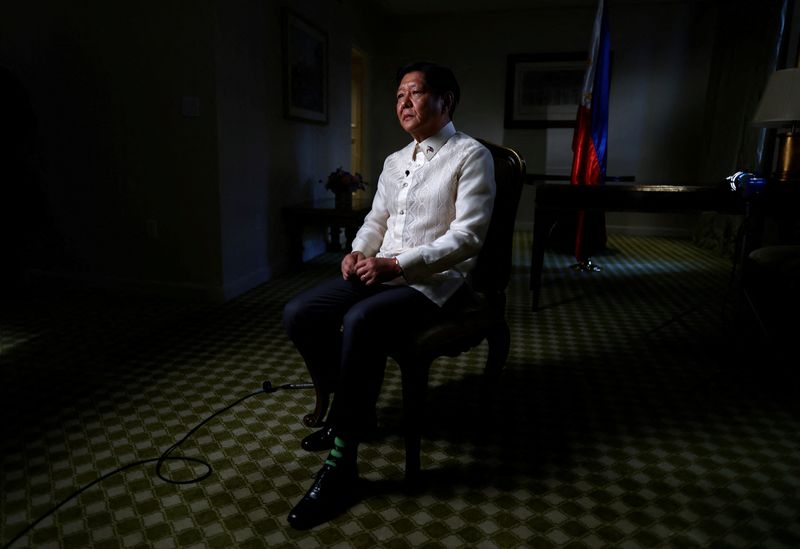 &copy; Reuters. 　フィリピンのマルコス大統領は４日、米軍によるフィリピン国内の基地利用容認について、中国が台湾を攻撃した場合に「役に立つ」防衛的措置との見方を示した。写真はロイターのイン