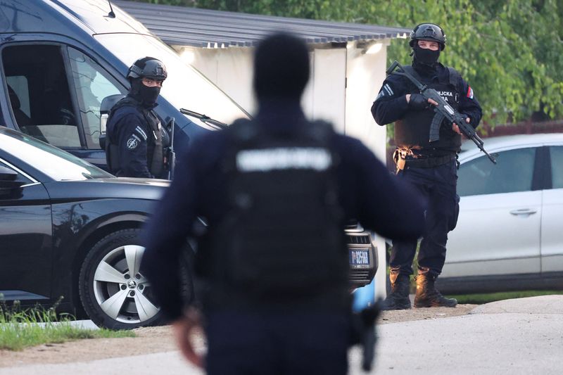 &copy; Reuters. Des agents de sécurité au lendemain d'une fusillade, à Dubona, en Serbie. /Photo prise le 5 mai 2023/REUTERS/Antonio Bronic