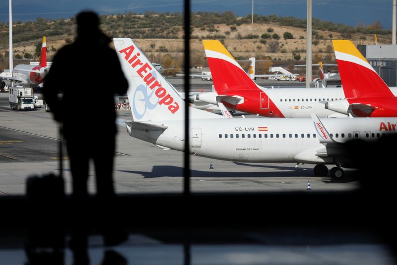 &copy; Reuters. FOTO DE ARCHIVO. Aviones de Iberia y Air Europa aparcados en el aeropuerto Adolfo Suárez Barajas de Madrid, España