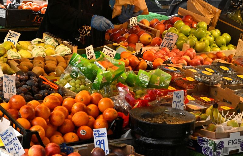 &copy; Reuters. FILE PHOTO: Fresh produce are displayed at a fruit and vegetable stall at Portobello Road in London, Britain, March 31, 2023. REUTERS/Toby Melville