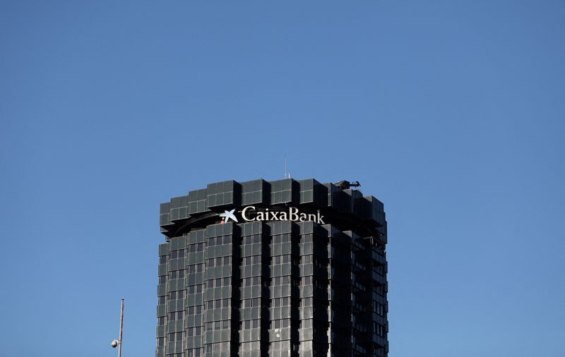 &copy; Reuters. Photo d'archives du logo de Caixabank est visible au siège de la société à Barcelone, en Espagne. /Photo prise le 4 septembre 2020/REUTERS/Nacho Doce/File Photo
