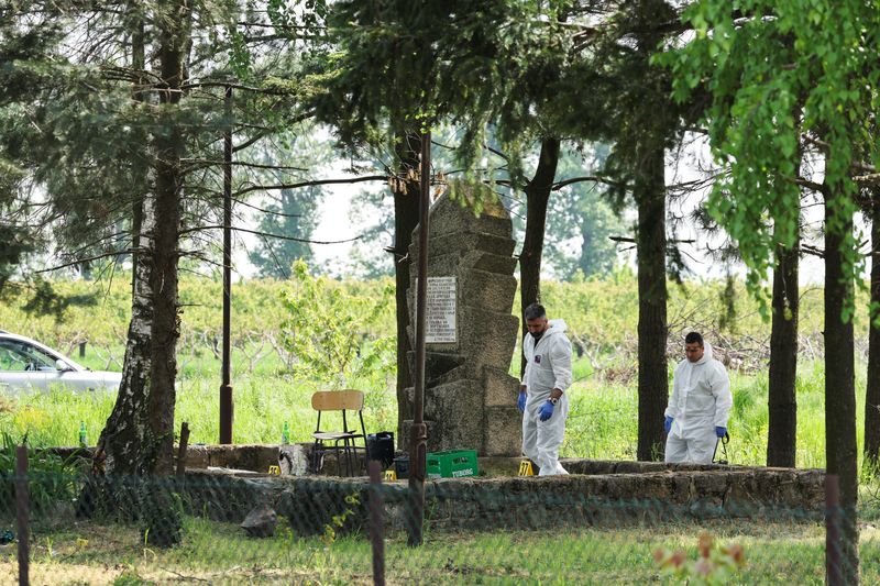 © Reuters. Members of the forensic team inspect the crime scene, in the aftermath of a shooting in Malo Orasje, Serbia, May 5, 2023. REUTERS/Antonio Bronic