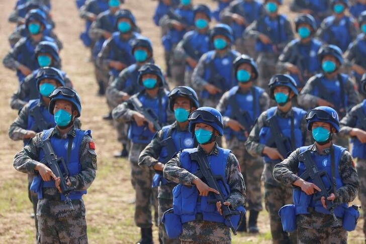 © Reuters. Soldiers of Chinese People's Liberation Army (PLA) take part in a joint multinational U.N. peacekeeping military exercise with troops from Pakistan, Mongolia and Thailand, on the outskirts of Zhumadian, Henan province, China September 15, 2021. REUTERS/Carlos Garcia Rawlins