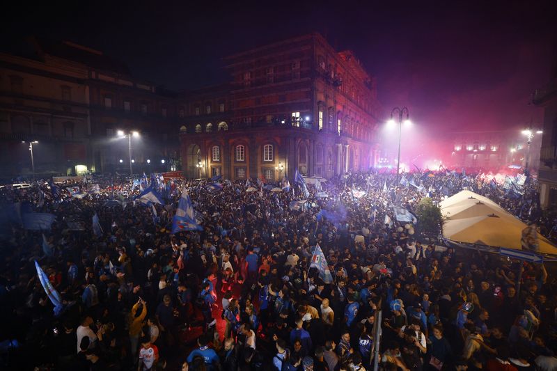 &copy; Reuters. Les supporters de Naples célèbrent la victoire en Serie A, à Naples, en Italie. /Photo prise le 4 mai 2023/REUTERS/Guglielmo Mangiapane