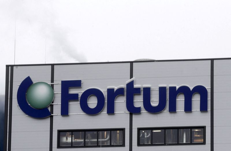 &copy; Reuters. Il logo di Fortum presso la centrale elettrica di Jelgava, in Lettonia. 3 febbraio 2014.  REUTERS/ Ints Kalnins/File Photo
