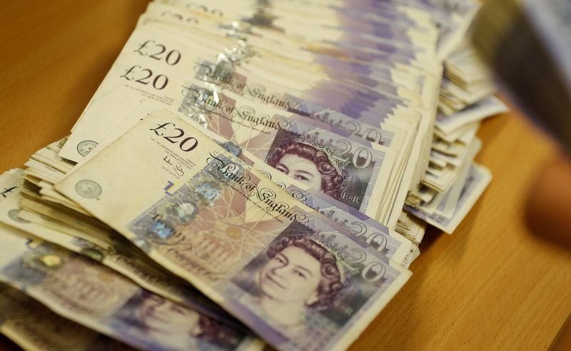 &copy; Reuters. FILE PHOTO: British Pound Sterling banknotes are seen at the Money Service Austria company's headquarters in Vienna, Austria, November 16, 2017. REUTERS/Leonhard Foeger