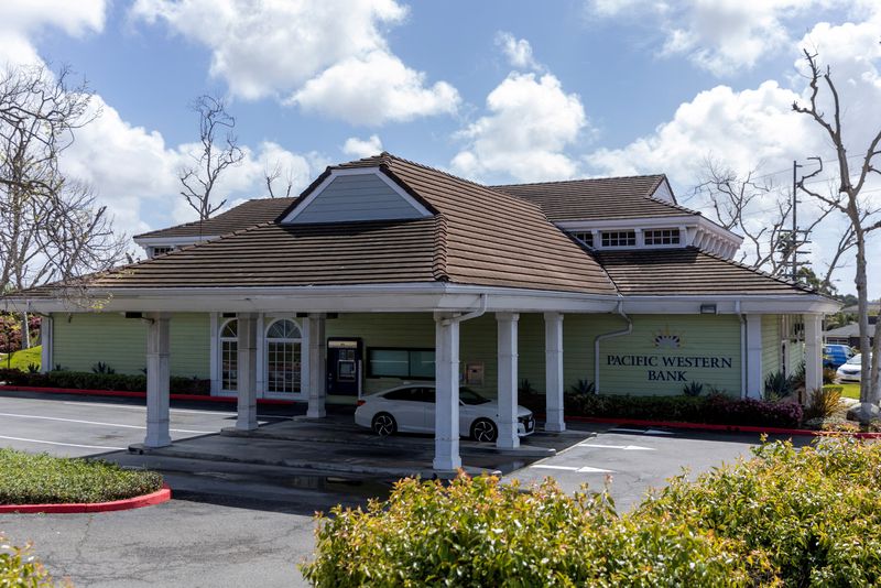 &copy; Reuters. FILE PHOTO: A general view of Pacific Western Bank in Huntington Beach, California, U.S., March 22, 2023. REUTERS/Mike Blake/File Photo