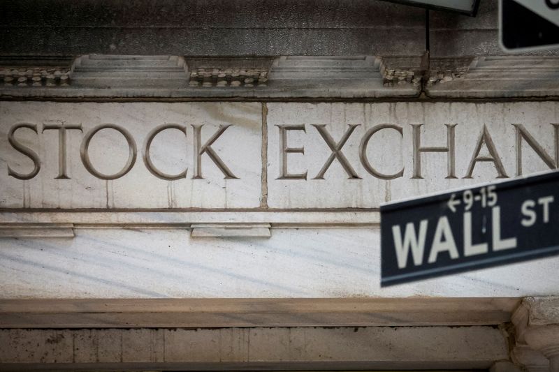 &copy; Reuters. Photo d'archives de l'entrée de Wall Street à la Bourse de New York (NYSE). /Photo prise le 15 novembre 2022/REUTERS/Brendan McDermid