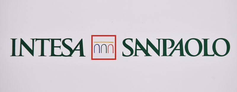 &copy; Reuters. Le logo de la banque Intesa Sanpaolo est visible au siège lors de l'assemblée des actionnaires à Turin, en Italie. /Photo prise le 27 avril 2017/REUTERS/Giorgio Perottino