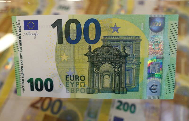 &copy; Reuters. Una banconota da 100 euro a Roma. 21 maggio 2019 REUTERS/Yara Nardi