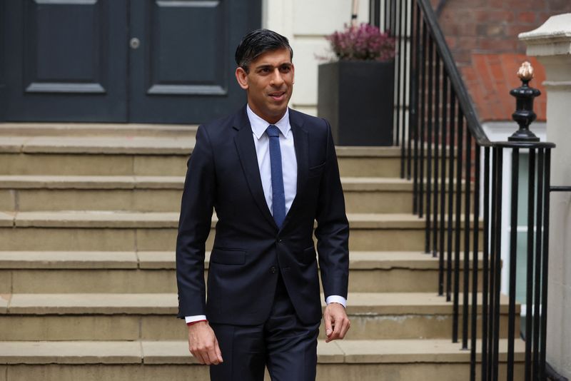 &copy; Reuters. Primeiro-ministro do Reino Unido, Rishi Sunak, conversa com apoiadores em Londres
05/05/2023 REUTERS/Phil Noble