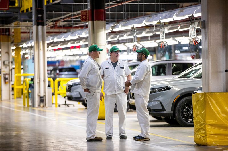 &copy; Reuters. FILE PHOTO: People talk at Honda's auto manufacturing plant in Alliston, Ontario, Canada April 5, 2023. REUTERS/Carlos Osorio