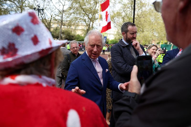 &copy; Reuters. Britain's King Charles meets well-wishers during a walkabout on the Mall outside Buckingham Palace ahead of his and Camilla, Queen Consort's coronation, in London, Britain, May 5, 2023. REUTERS/Phil Noble
