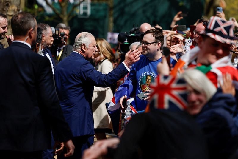© Reuters. Britain's King Charles meets well-wishers during a walkabout on the Mall outside Buckingham Palace ahead of his and Camilla, Queen Consort's coronation, in London, Britain, May 5, 2023. REUTERS/Clodagh Kilcoyne