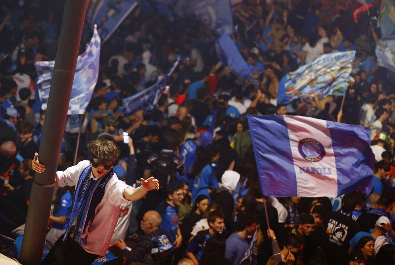 &copy; Reuters. Torcedores do Napoli comemoram conquista do título italiano, em Nápoles, Itália
04/05/2023
REUTERS/Guglielmo Mangiapane