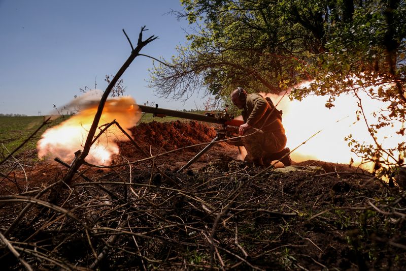 &copy; Reuters. Militar ucraniano dispara artefato anti-tanque perto da cidade de Bakhmut, na Ucrânia
03/05/2023 REUTERS/Sofiia Gatilova