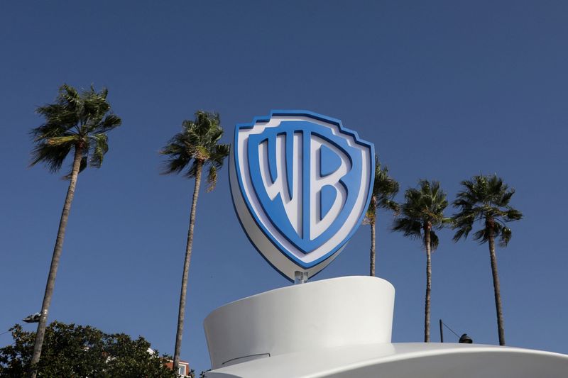 &copy; Reuters. Le logo Warner Bros est visible lors du marché annuel des programmes de télévision MIPCOM à Cannes. /Photo prise le 14 octobre 2019/REUTERS/Eric Gaillard